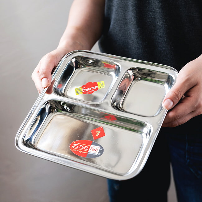 【送料無料・4個セット】3分割ランチプレート　No.1〔約21cm x 約21.3cm〕　深めで沢山入る！ 9 - 手に持ってみたところです