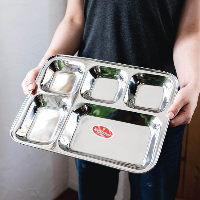 【送料無料・3個セット】5分割　長方形ランチプレート〔約34cm x 約27cm〕 9 - 持ってみたところです