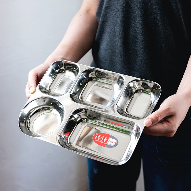 【送料無料・2個セット】5分割　長方形ランチプレート〔約26cmx 約20cm〕　深めで沢山入る！スタイリッシュなデザイン 15 - 手に持ってみたところです