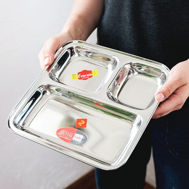 【送料無料・3個セット】3分割ランチプレート　No.2〔約23cm x 約23.2cm〕　深めで沢山入る！ 9 - 手に持ってみたところです