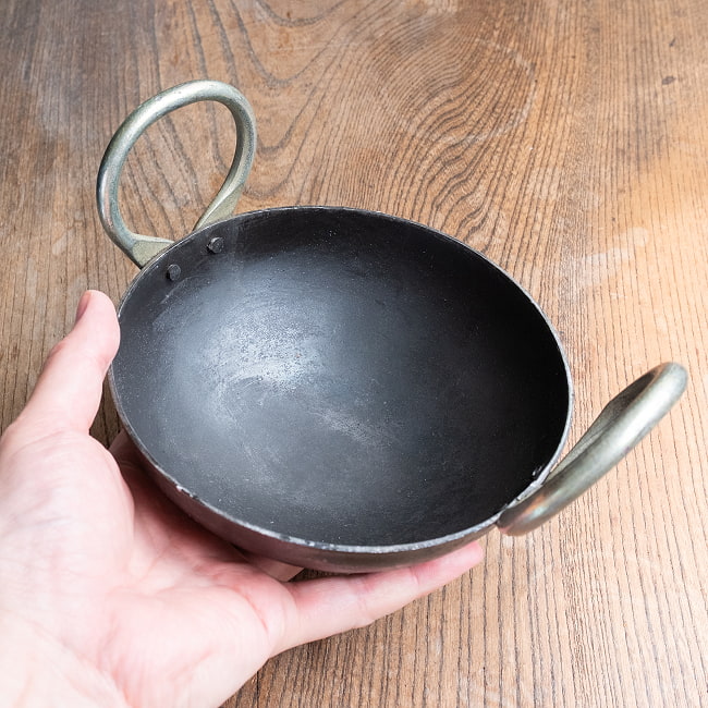 【3個セット】インドの屋台用鉄製カダイ(インド鍋 鉄鍋) - 直径:約15.3cm 8 - このくらいのサイズ感になります