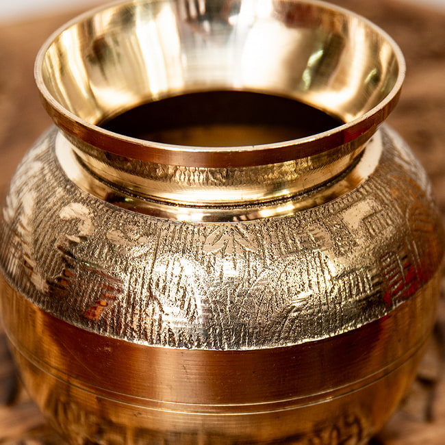 【3個セット】重厚なブラス・ロタ（インド水差し） 高さ約6.5cm 4 - 別の角度から見てみました。オーンが彫り込まれています。