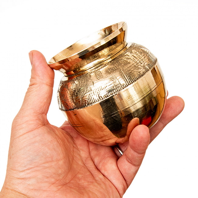 【3個セット】重厚なブラス・ロタ（インド水差し） 高さ約6.5cm 8 - 手に取るとこれくらいの大きさです。
