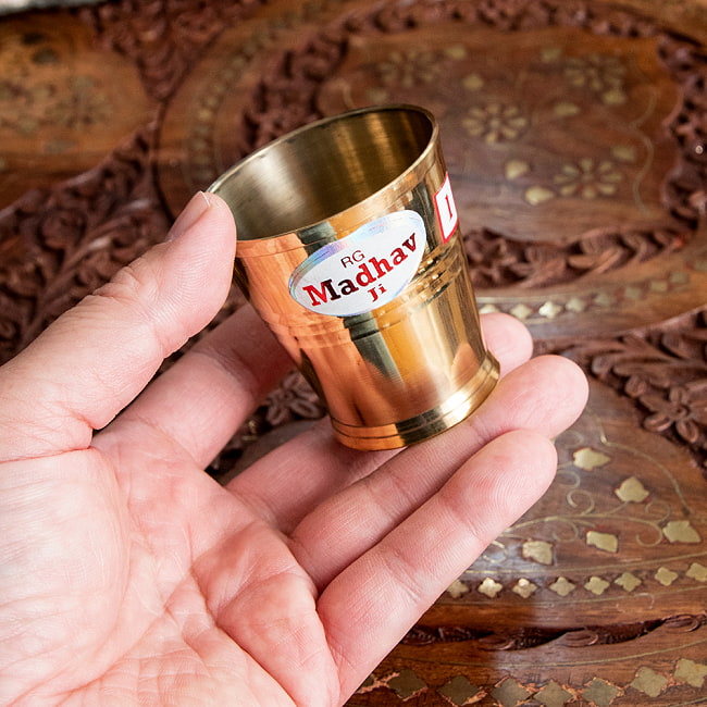 【3個セット】インドの礼拝用 ブラス製 プージャグラス カップ 高さ：約5.7cm 6 - このくらいのサイズ感になります