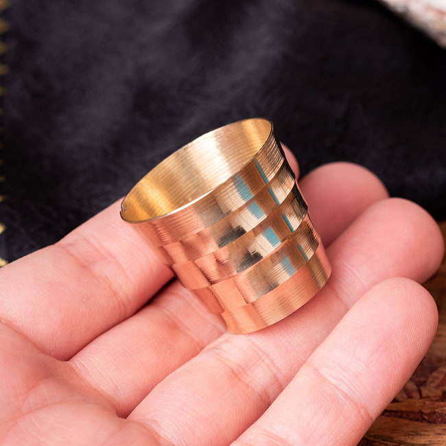 【5個セット】インドの礼拝用 ブラス製 プージャグラス カップ[約2.8cm×約3cm] 7 - このくらいのサイズ感になります。現地製品の為、若干の小キズ、欠け、変色等がございます。