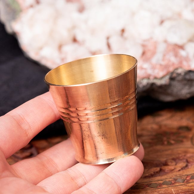 【5個セット】インドの礼拝用 ブラス製 プージャグラス カップ[約4.6cm×約4.9cm] 7 - このくらいのサイズ感になります。現地製品の為、若干の小キズ、欠け、変色等がございます。