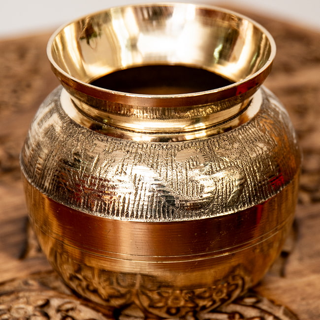 【5個セット】重厚なブラス・ロタ（インド水差し） 高さ約6.5cm 5 - 肉厚のブラスが用いられて重厚です。