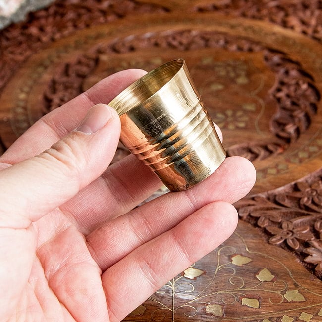 【5個セット】インドの礼拝用 ブラス製 プージャグラス カップ 高さ：約4cm 6 - このくらいのサイズ感になります