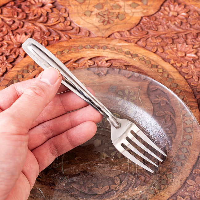 【12個セット】レトロな雰囲気漂う インド製 ベイビーフォーク　使いやすいサイズ感 8 - このくらいのかわいいサイズ感