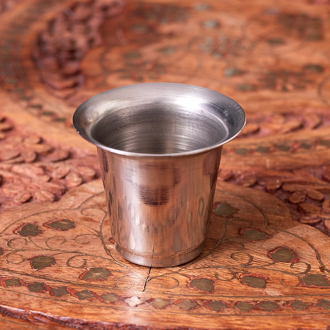 【3個セット】小さなステンレスのチャイカップ　プージャグラス　ショットグラスサイズ〔約4.4cm 約40ml〕 4 - ステンレスで周囲の景色を映します