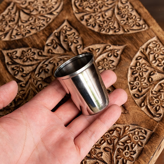 【6個セット】小さなステンレスのチャイカップ　プージャグラス　ショットグラスサイズ〔約4.5cm 約50ml〕 6 - このくらいのサイズ感になります