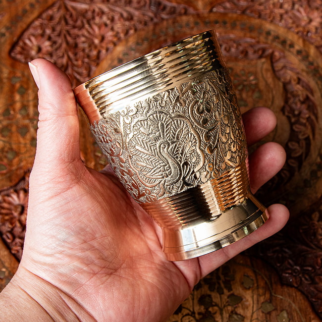 【12個セット】高級感のある ブラスのゴブレット ピーコック 高さ10cm 7 - このくらいのサイズ感です