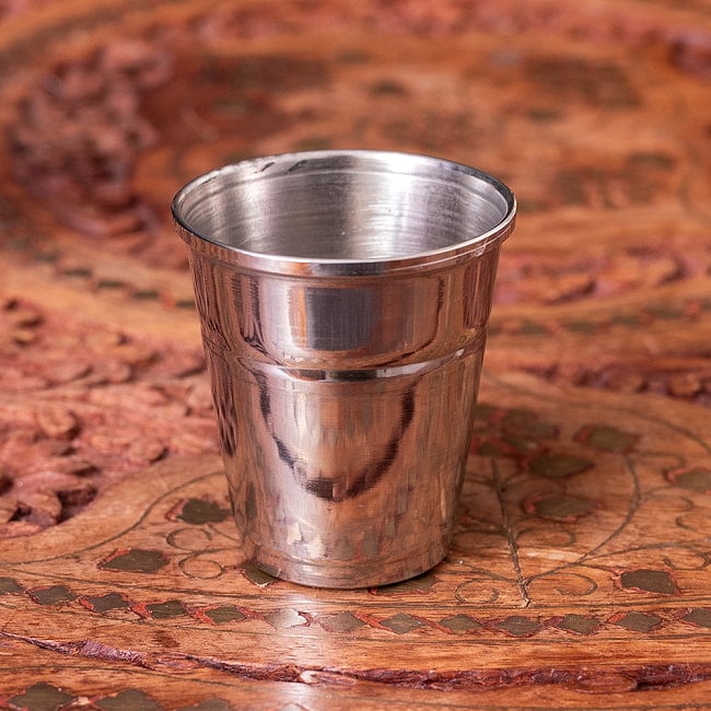 【12個セット】小さなステンレスのチャイカップ プージャグラス ショットグラスサイズ〔約5cm 約45ml〕 4 - ステンレスで周囲の景色を映します