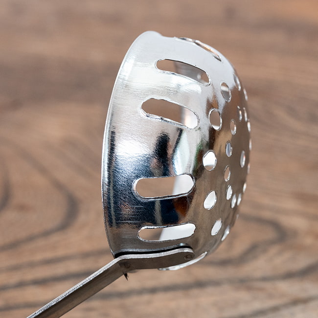 【3個セット】タイスキ鍋などへ便利　ステンレス製の穴あきお玉　レードル　タイのキッチンから 8 - なかなか深さ(約2.7cm程度)があり、具をしっかり取り分けられるのが便利！