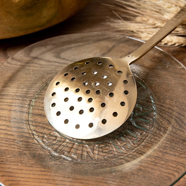 【3個セット】高級感のある槌目模様インドのブラスレードル ラドル スプーン　穴あり　約27cm 7 - 側面から見てみました。