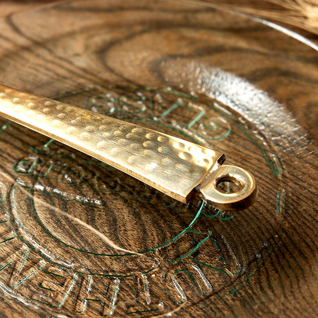 【3個セット】高級感のある槌目模様インドのブラスサーブスプーン　約27cm 6 - 柄の先端には穴があいています