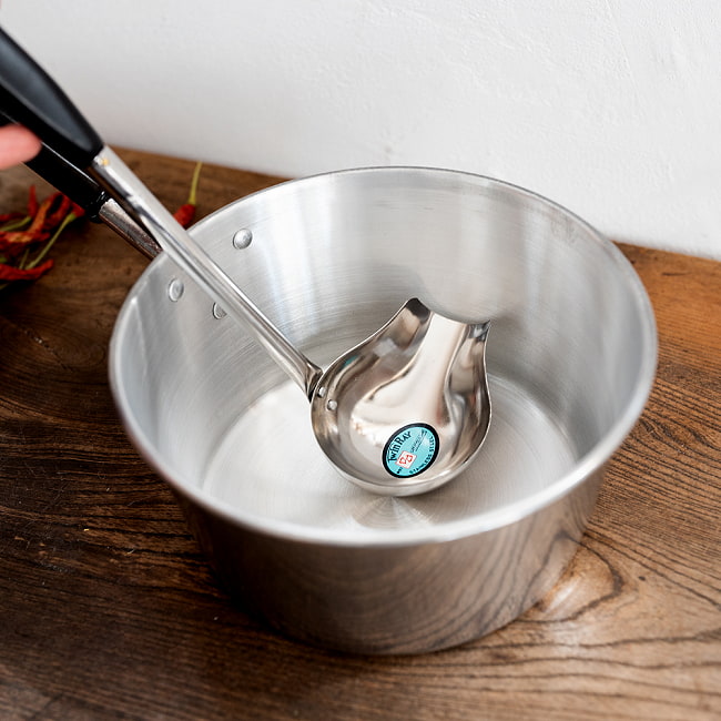 【6個セット】タイのキッチンから　便利なステンレス製の横口レードル スープや汁物に便利！ 9 - お鍋での使用例です