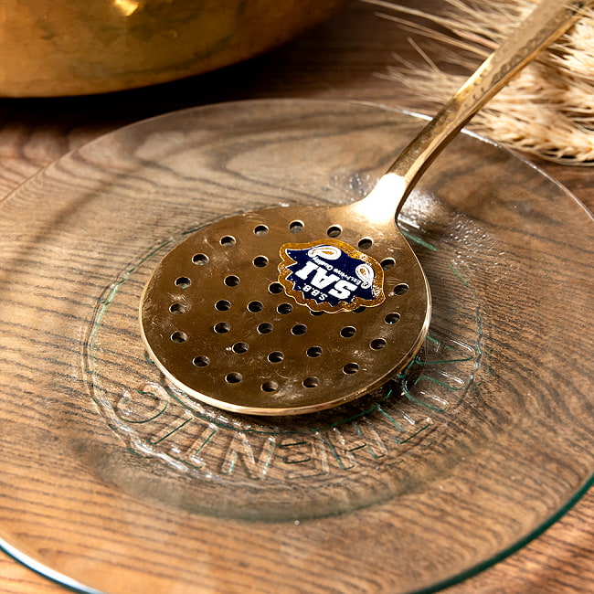 【6個セット】高級感のある槌目模様インドのブラスレードル ラドル スプーン　穴あり　約27cm 5 - 横から見てみました。