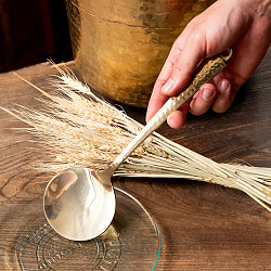 【6個セット】高級感のある槌目模様インドのブラスサーブスプーン　約27cm - サブ2