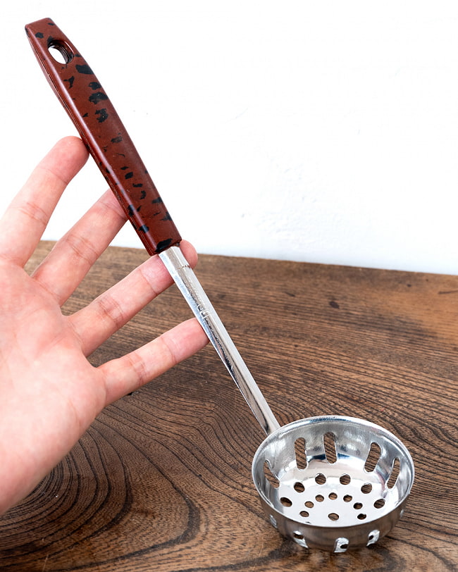 【12個セット】タイスキ鍋などへ便利　ステンレス製の穴あきお玉　レードル　タイのキッチンから 10 - このくらいのサイズ感になります