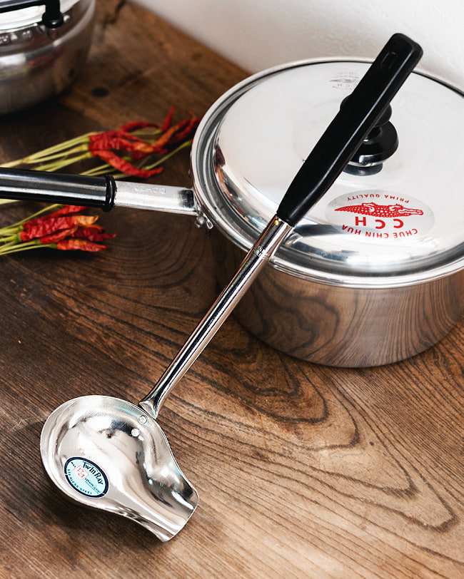 【12個セット】タイのキッチンから　便利なステンレス製の横口レードル スープや汁物に便利！ 3 - このくらいのサイズ感になります