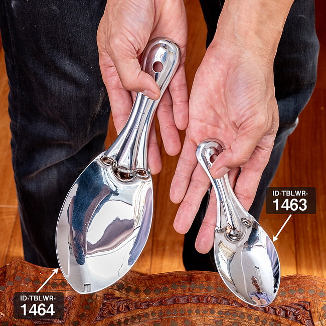 【12個セット】インドのしゃもじ　サービングスプーン　ライスやビリヤニの取り分け等へ サーバースプーン　ステンレス製　[25.5cm] 14 - 同ジャンル品とのサイズ比較です。こちらは【ID-TBLWR-1463】です。