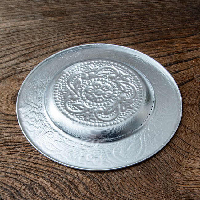 【5個セット】インド伝統唐草エンボスのアルミ皿【直径：16cm】 6 - 裏面を見てみました。