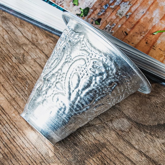 【5個セット】インド伝統唐草エンボスの アルミ ミニコップ【高さ：約6.5cm】 3 - インドの伝統的な唐草模様がエンボスになっています。