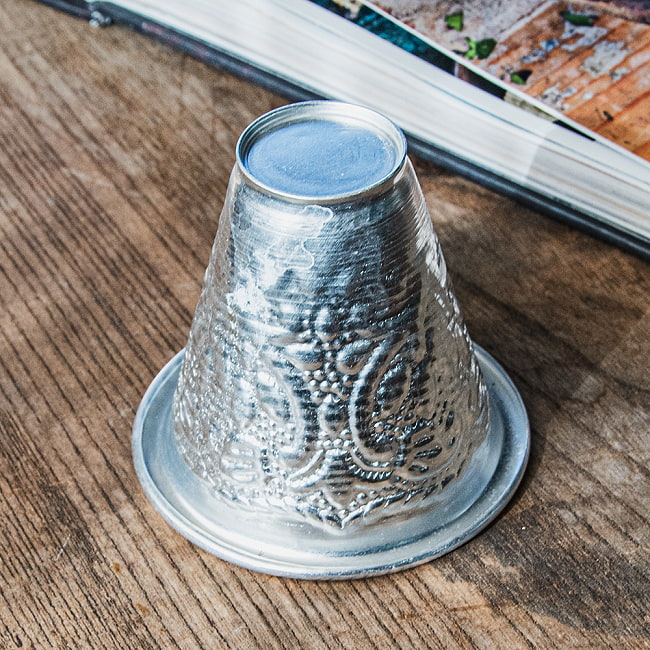 【5個セット】インド伝統唐草エンボスの アルミ ミニコップ【高さ：約6.5cm】 5 - 底面の写真です