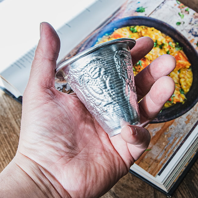 【5個セット】インド伝統唐草エンボスの アルミ ミニコップ【高さ：約6.5cm】 6 - 手に取るとこれくらいの大きさです。