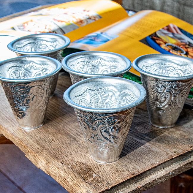 【12個セット】インド伝統唐草エンボスの アルミ ミニコップ【高さ：約6.5cm】 7 - たくさん揃えるのも楽しいですね。