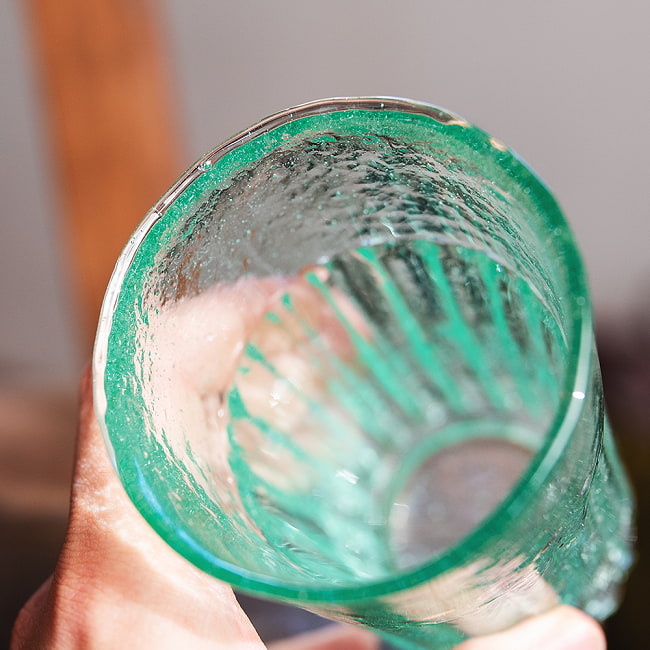 【2個セット】ハノイの伝統的ビアホイグラス　ビールジョッキ　ベトナムの屋台文化を感じる　無骨で温かみのあるビールグラス　中ジョッキ　〔約12.5cm×約8cm 約300ml〕 16 - 見る角度によって表情がかわります