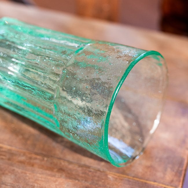 【3個セット】ハノイの伝統的ビアホイグラス　ビールジョッキ　ベトナムの屋台文化を感じる　無骨で温かみのあるビールグラス　中ジョッキ　〔約12.5cm×約8cm 約300ml〕 11 - 見る角度により、透明から青〜薄緑のような色合いに見えます。