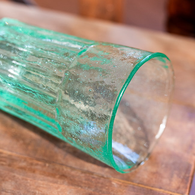 【5個セット】ハノイの伝統的ビアホイグラス　ビールジョッキ　ベトナムの屋台文化を感じる　無骨で温かみのあるビールグラス　中ジョッキ　〔約12.5cm×約8cm 約300ml〕 11 - 見る角度により、透明から青〜薄緑のような色合いに見えます。