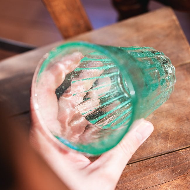 【5個セット】ハノイの伝統的ビアホイグラス　ビールジョッキ　ベトナムの屋台文化を感じる　無骨で温かみのあるビールグラス　中ジョッキ　〔約12.5cm×約8cm 約300ml〕 13 - 魅力的な雰囲気