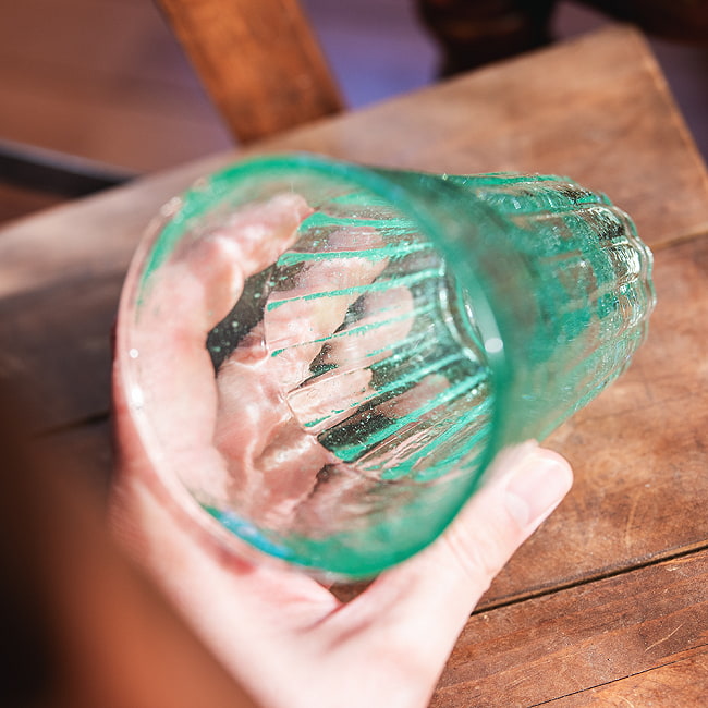 【10個セット】ハノイの伝統的ビアホイグラス　ビールジョッキ　ベトナムの屋台文化を感じる　無骨で温かみのあるビールグラス　中ジョッキ　〔約12.5cm×約8cm 約300ml〕 13 - 魅力的な雰囲気