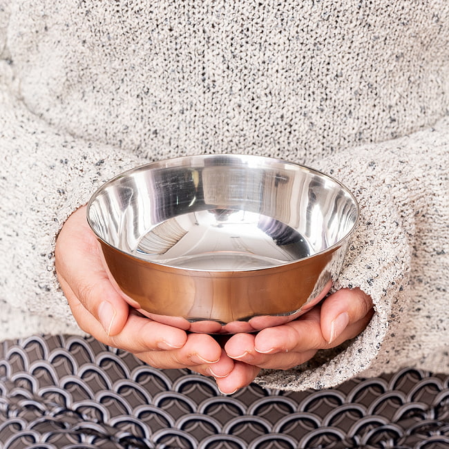 【2個セット】重ねられるカレー皿　 大きめ　サービングカトリ　取り分けサイズ〔約12.8cm×約4.6cm 約400ml〕 9 - このくらいのサイズ感になります