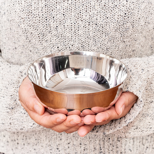 【2個セット】重ねられるカレー皿 大きめ サービングカトリ 取り分けサイズ〔約13.7cm×約4.7cm 約500ml〕 9 - このくらいのサイズ感になります