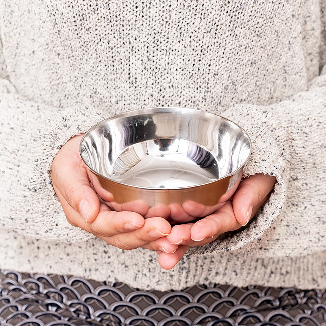 【5個セット】重ねられるカレー皿　大きめ　サービングカトリ　取り分けサイズ〔約12cm×約4.2cm 約300ml〕 9 - このくらいのサイズ感になります