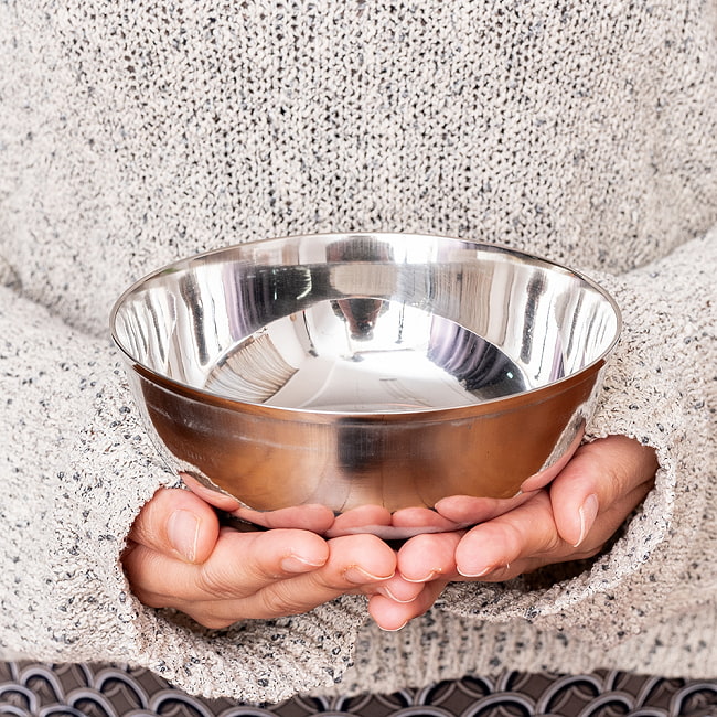 【5個セット】重ねられるカレー皿 大きめ サービングカトリ 取り分けサイズ〔約14.7cm×約5.1cm 約600ml〕 9 - このくらいのサイズ感になります