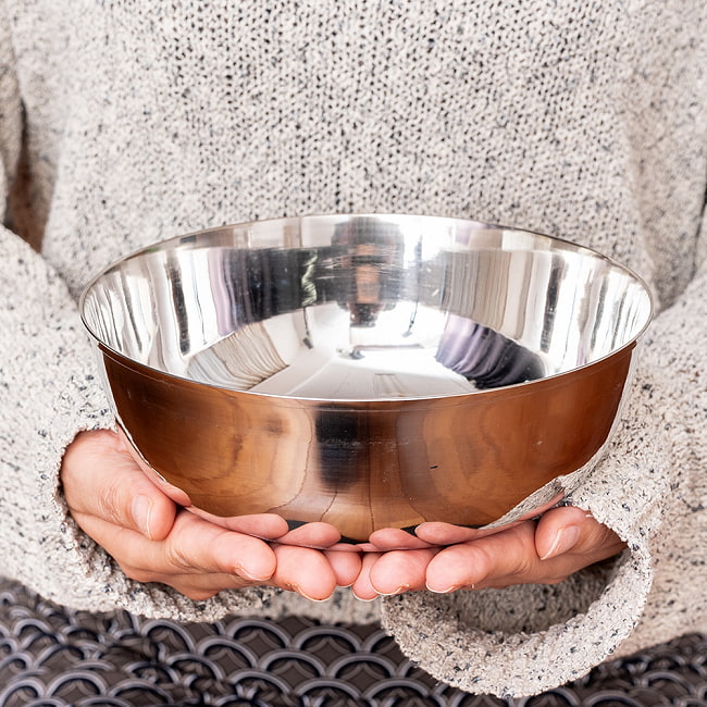 【5個セット】重ねられるカレー皿　超特大　サービングカトリ　取り分けサイズ〔約18.7cm×約6.5cm 約1100ml〕 9 - このくらいのサイズ感になります