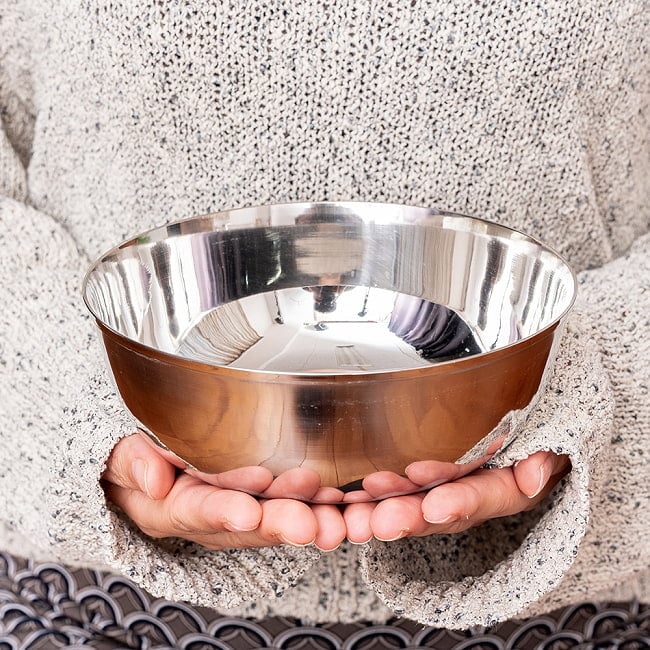 【10個セット】重ねられるカレー皿　特大　サービングカトリ　取り分けサイズ〔約16.5cm×約6cm 約900ml〕 9 - このくらいのサイズ感になります