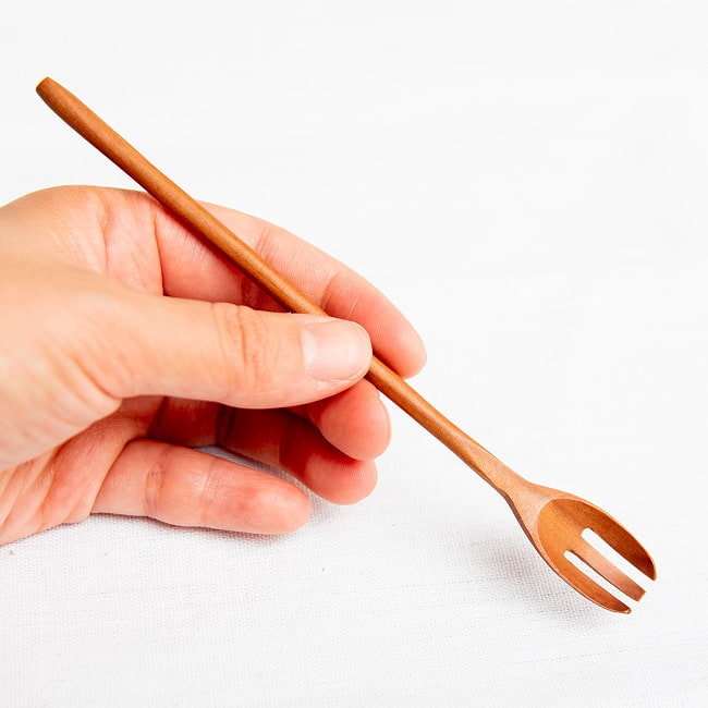 【10個セット】具材がすくいやすい！天然木のミニ先割れスプーン 8 - 手に持ってみた感じです。