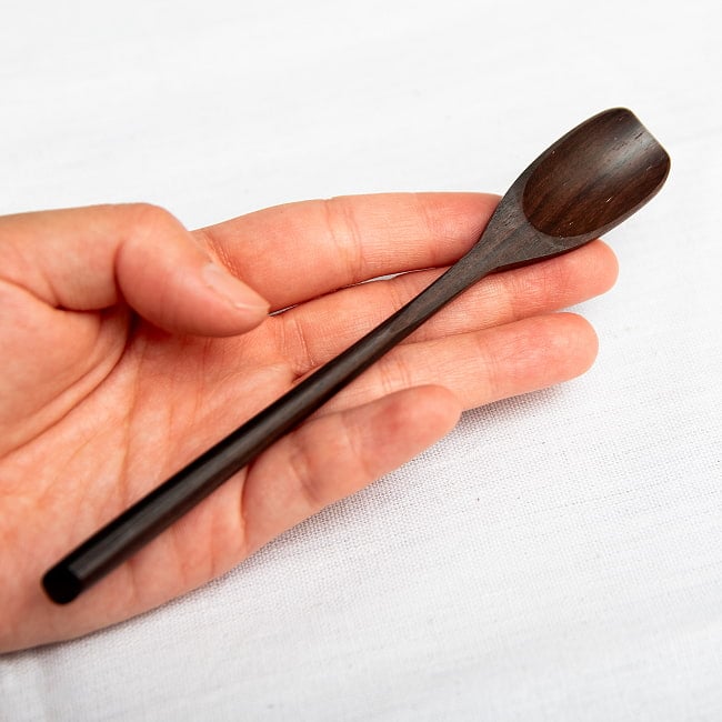 【10個セット】厚みしっかりヘラタイプ！天然木のヨーグルトスプーン 9 - サイズ感の参考に、手のひらに載せてみました。