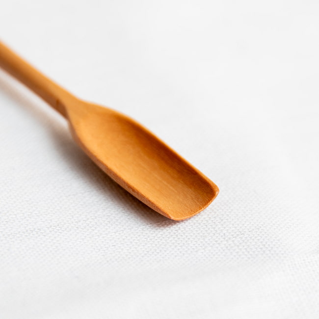 【10個セット】瓶の隅まですくえる！天然木のジャムスプーン 4 - 先端部分です。細かいものをすくいやすい形です。