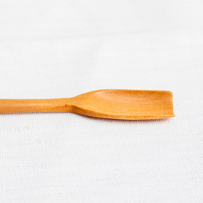 【10個セット】瓶の隅まですくえる！天然木のジャムスプーン 7 - 横から見た感じです。薄く作られているのがわかりますね。