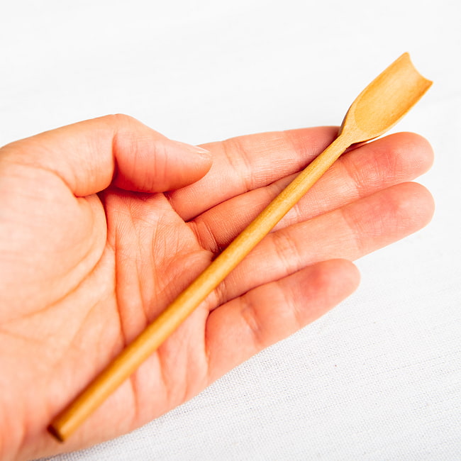 【10個セット】瓶の隅まですくえる！天然木のジャムスプーン 9 - サイズ感の参考に、手のひらに載せてみました。