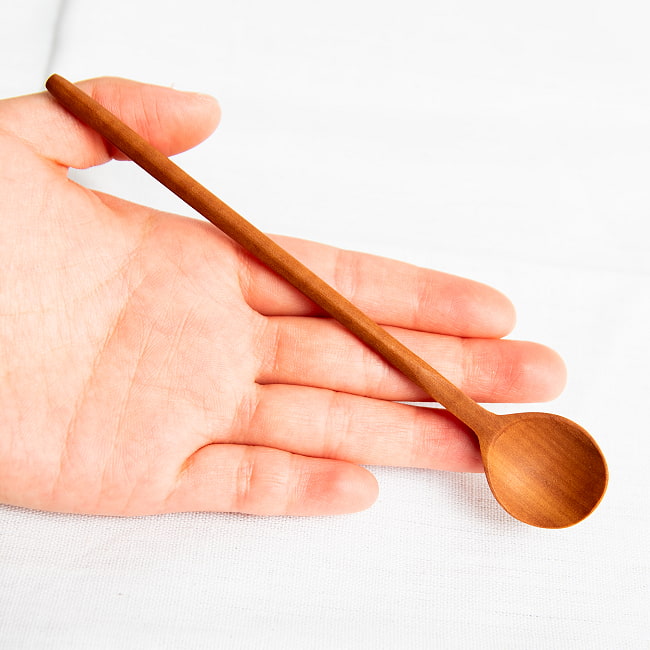【10個セット】口当たりなめらか！天然木のデザートスプーン 9 - サイズ感の参考に、手のひらに載せてみました。