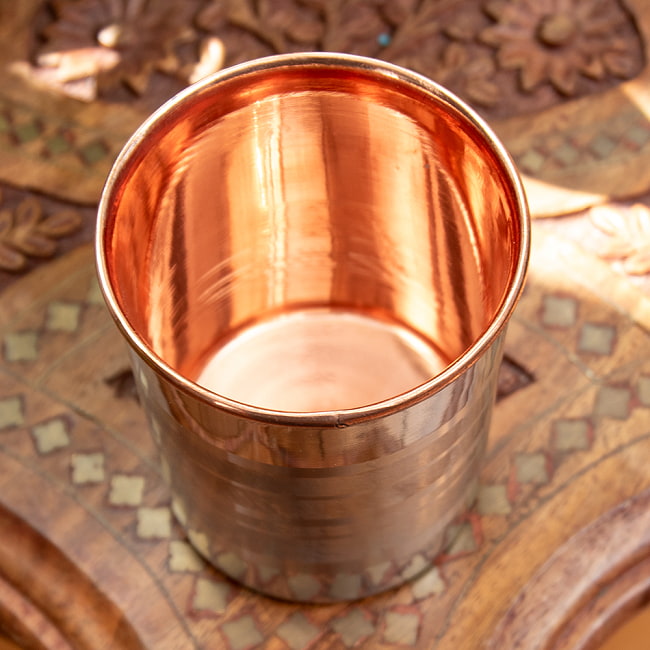 【30個セット】ステンレス製 銅装飾ウォーターグラス 3 - 内側はアーユルヴェーダで高い位置づけを与えられる銅装飾が施されています。