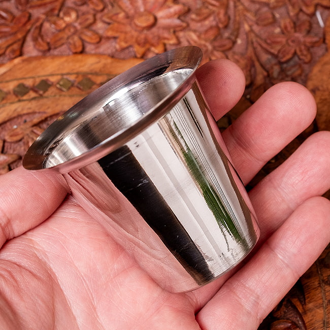 【30個セット】小さなステンレスの南インド式チャイカップ　プージャグラス　ショットグラスサイズ〔約5.9cm×約6.3cm 約90ml〕 3 - このくらいのサイズ感になります